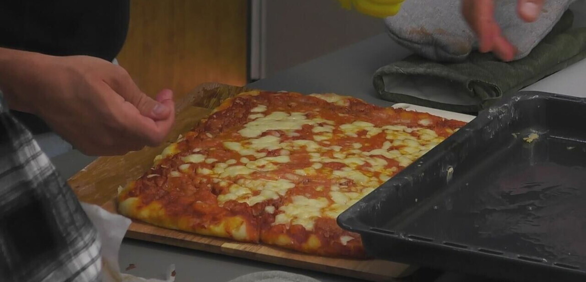 Giulio Carotenuto prepara la pizza per tutti