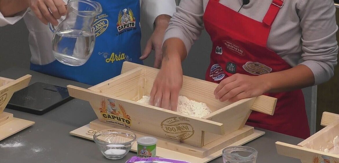 Davide Civitiello guida gli inquilini nella preparazione della pizzaà