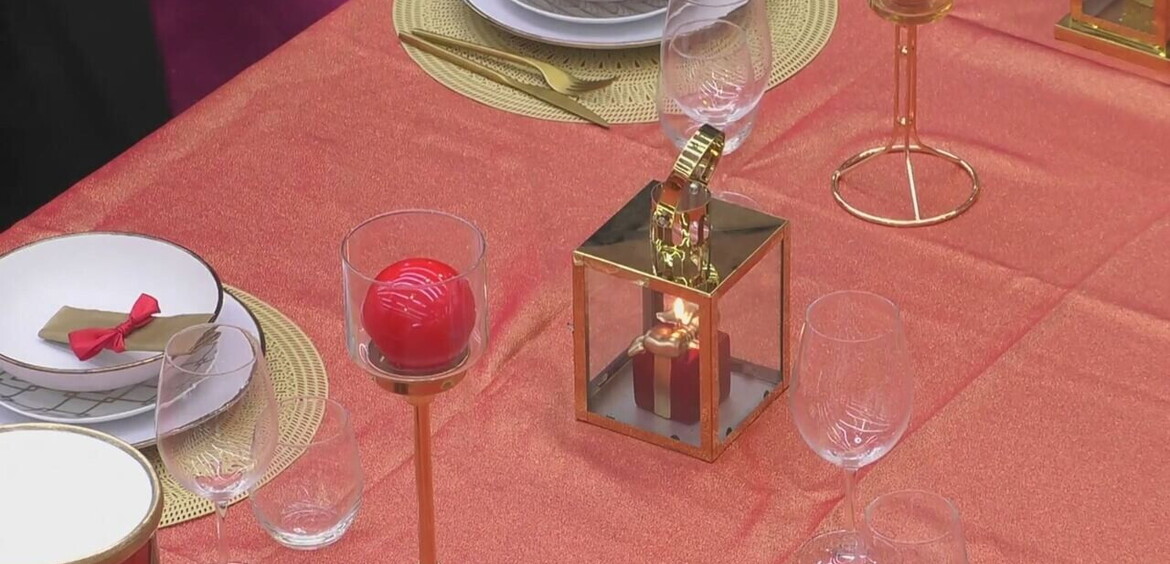 La tavola prende forma con le decorazioni natalizieà