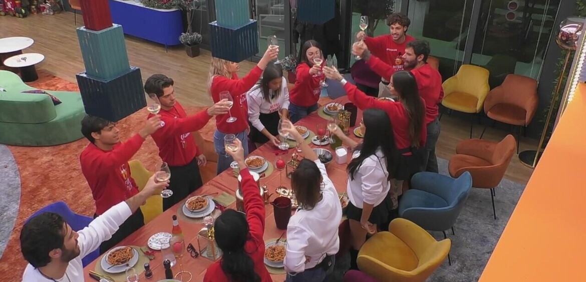 Gli inquilini brindano all'arrivo del Nataleà