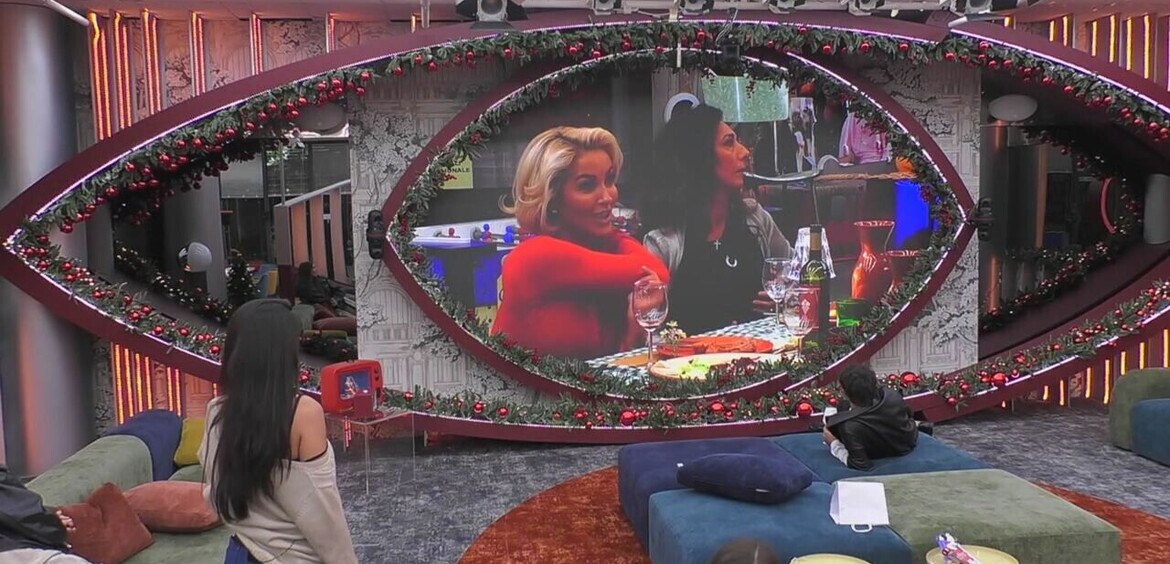 Spie dal salone: Tugurio sotto sorveglianzaà