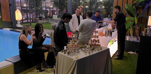 Un aperitivo in piscina per i VIP del Golden Club