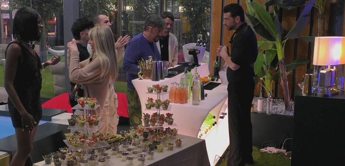 Aperitivo e relax in piscina per il Gold Club&agrave;