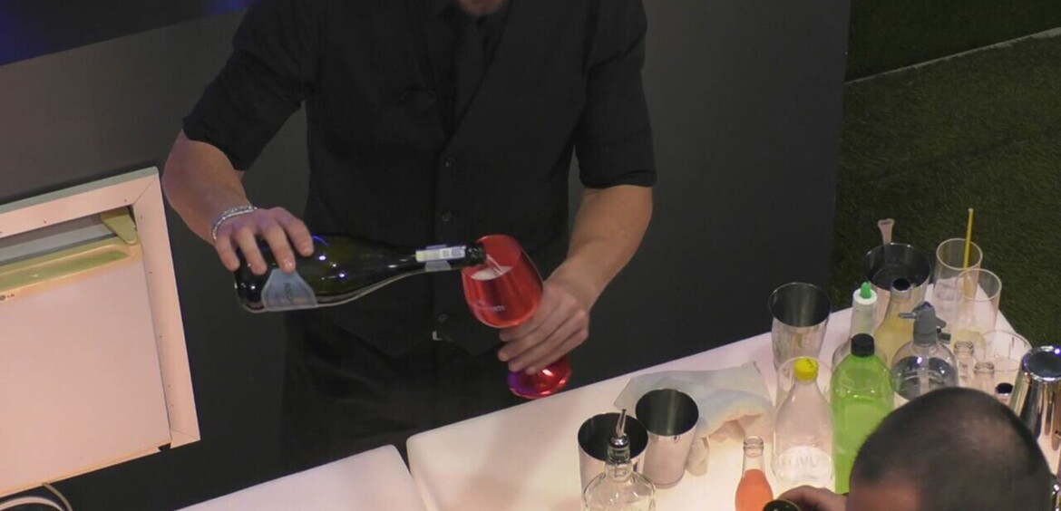 Calici in alto: un brindisi in piscina&agrave;