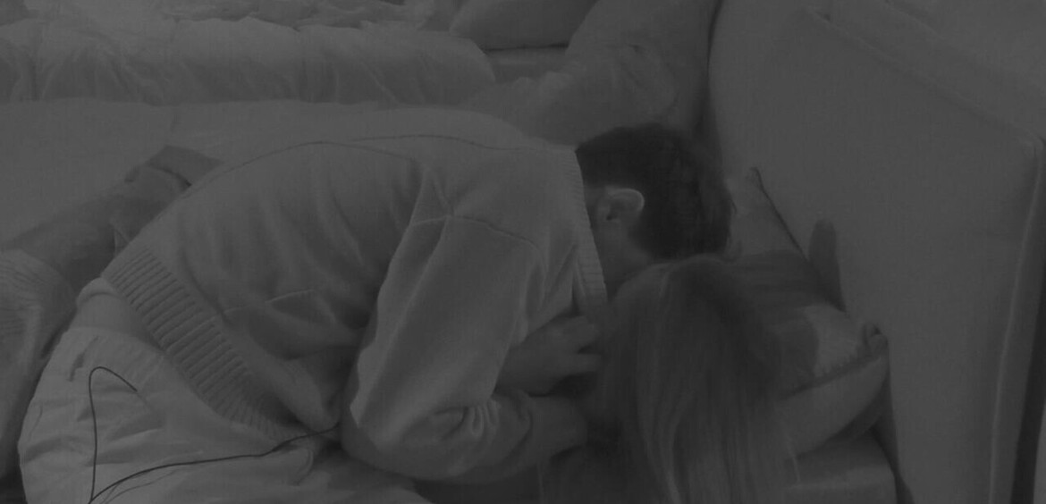 Lucia e Renato: un bacio appassionato nella notte&agrave;