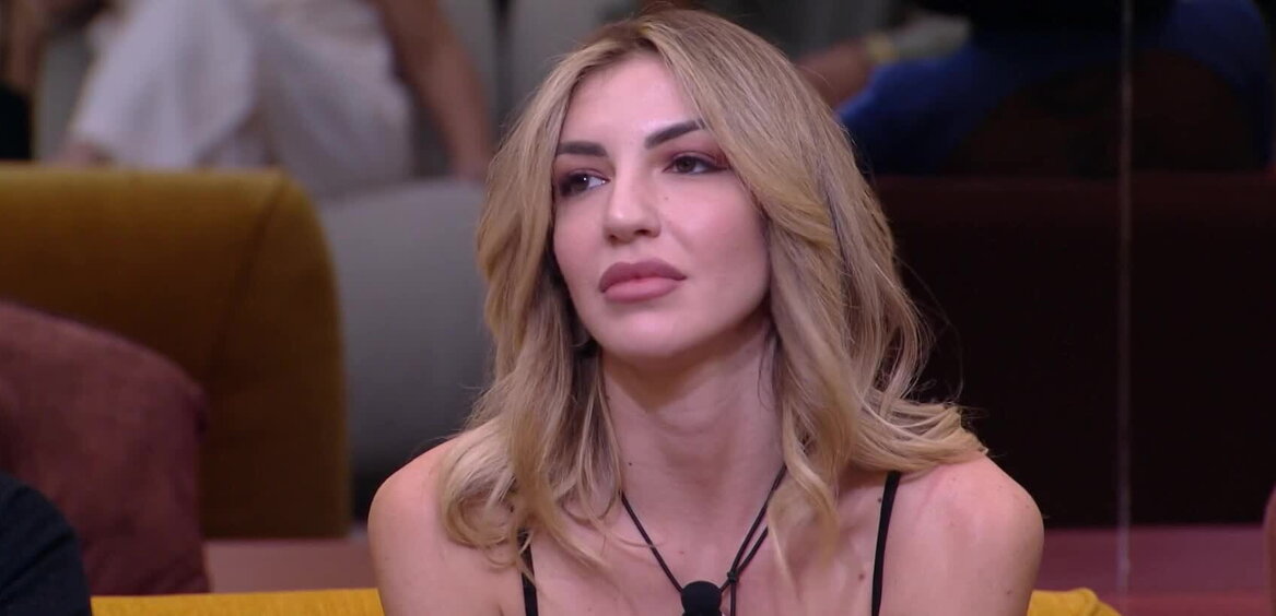 Un bacio notturno per Renato e Lucia