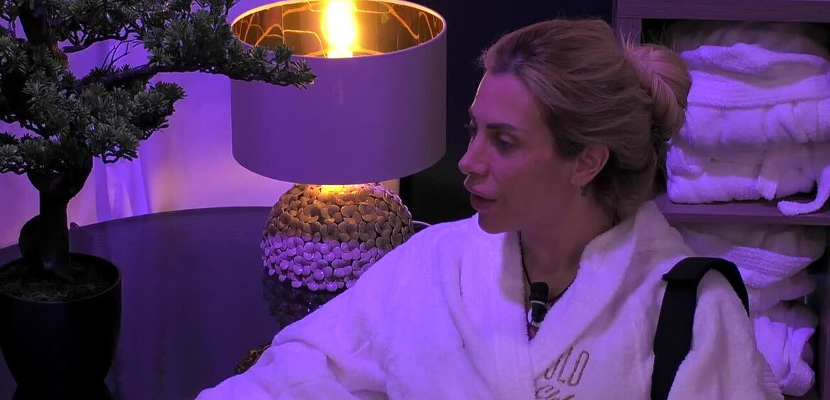 Paola critica Adriana: “Lei è furba, provoca con lo sguardo”