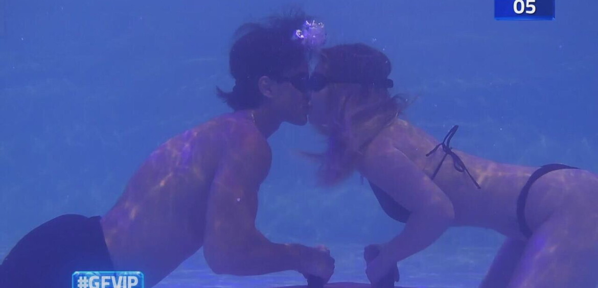 Sfida in piscina: baci in apnea&agrave;