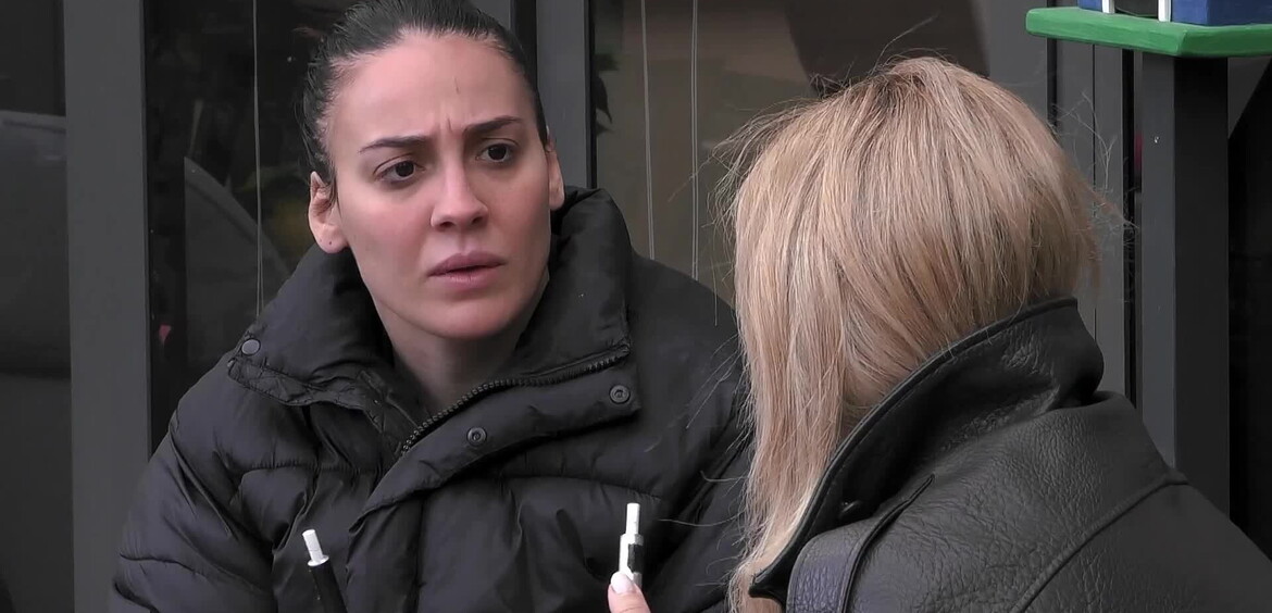 Faccia a faccia tra Francesca e Paola