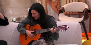 Blu Barbara intrattiene i suoi coinquilini con un po' di musica