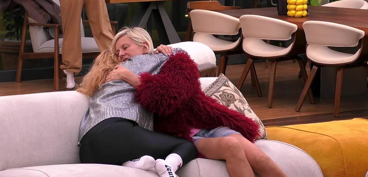 Adriana consola Antonella: “Fuori da qui ricominciamo”