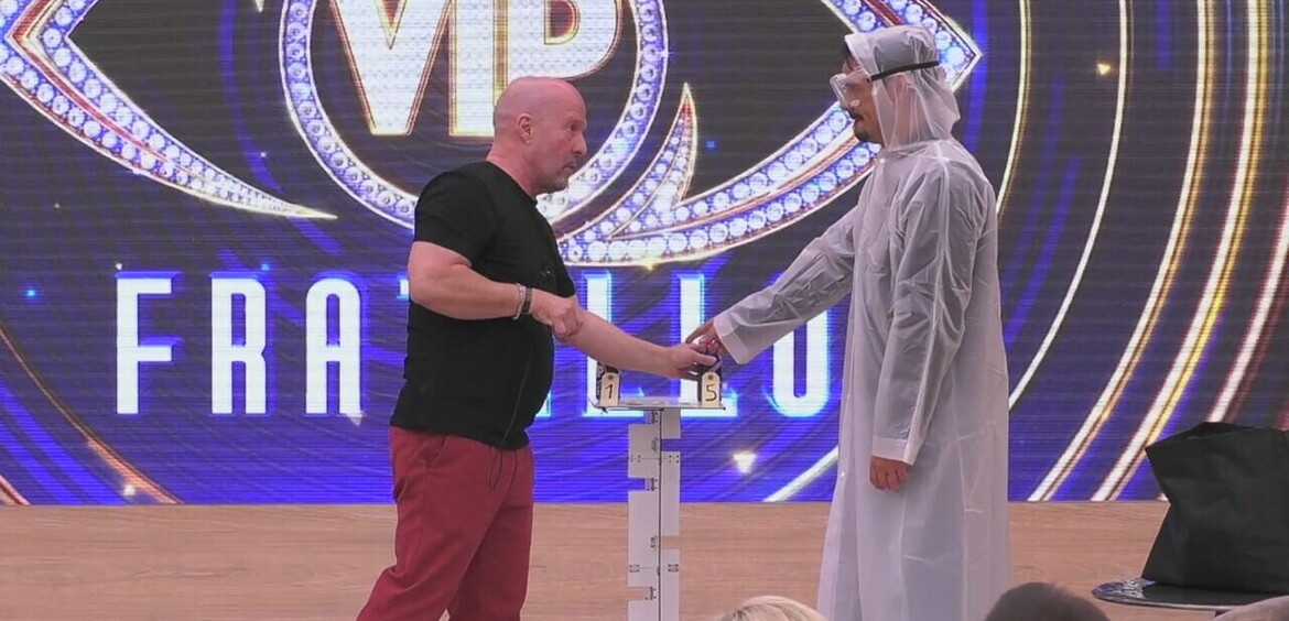 Spettacolo serale: Marco incanta i VIP&agrave;