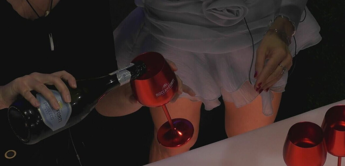 Si alzano i calici a bordo piscina&agrave;