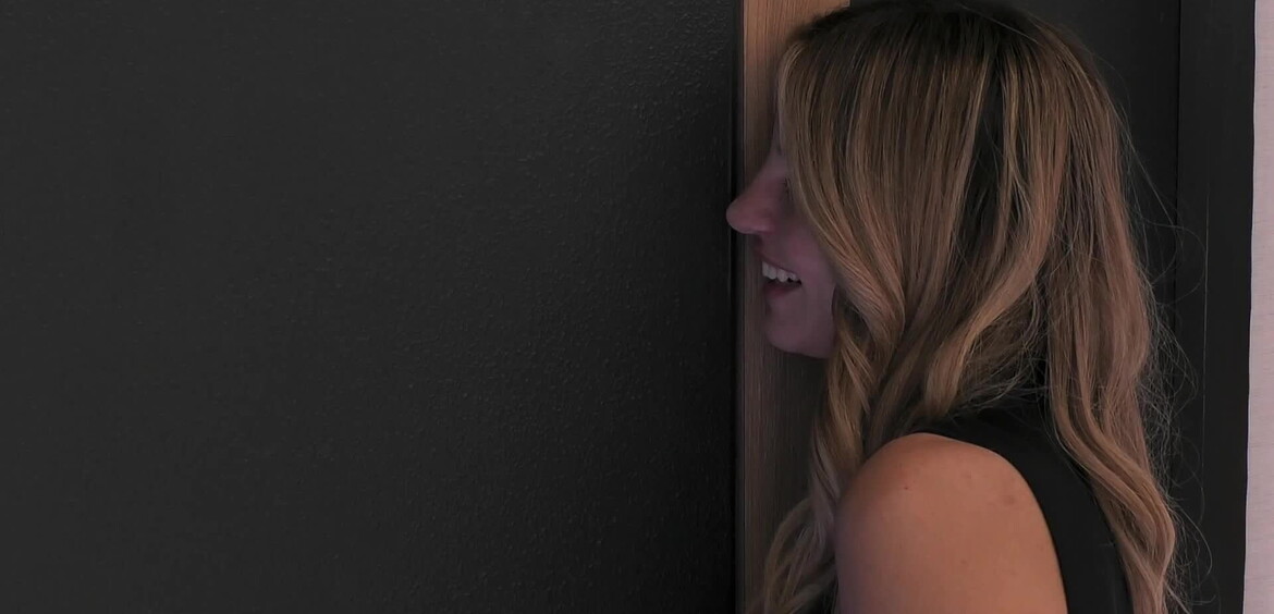 Lucia cerca di riavvicinarsi a Renato con dolci parole