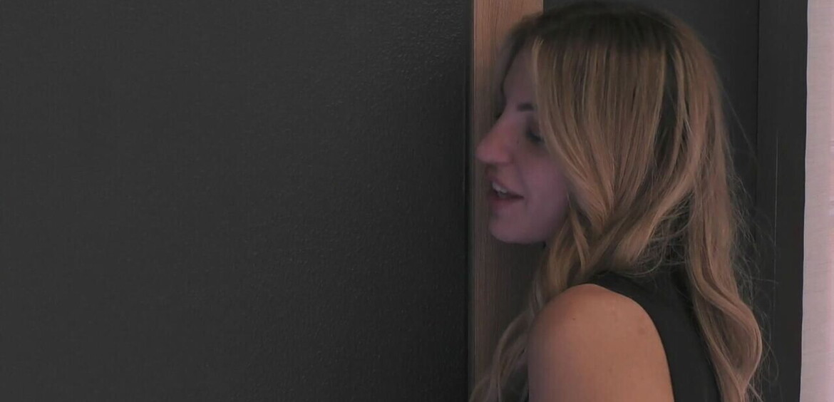 Lucia tende un ramo d'ulivo a Renato: 