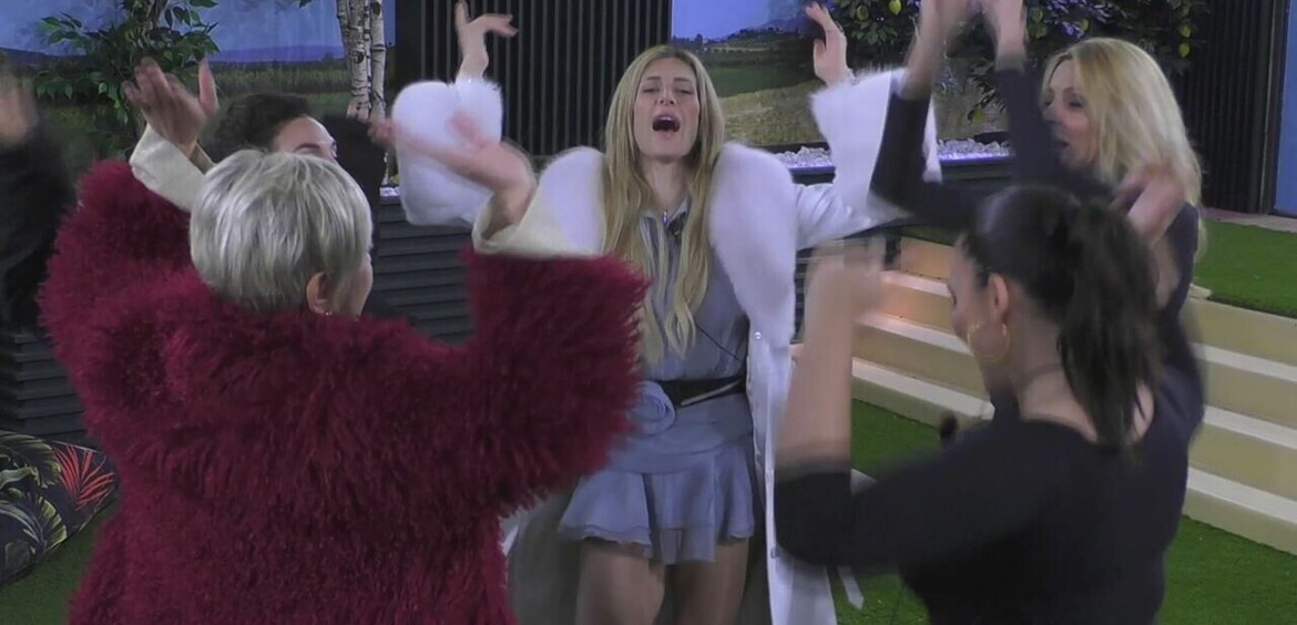 La serata si scatena tra balli, giochi di prestigio e performance ammiccanti&agrave;