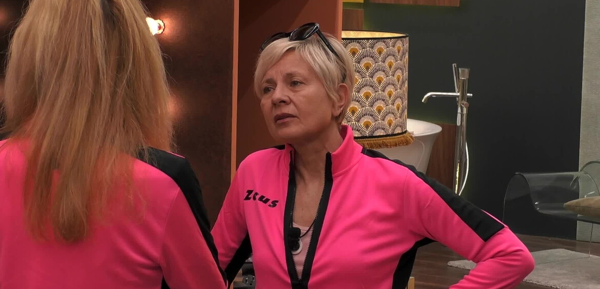 “Tira acqua al suo mulino”: Adriana e Antonella contro Paola