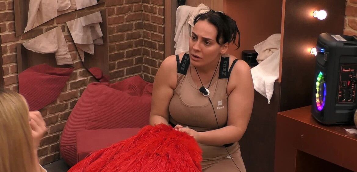 Francesca ascolta lo sfogo di Paola