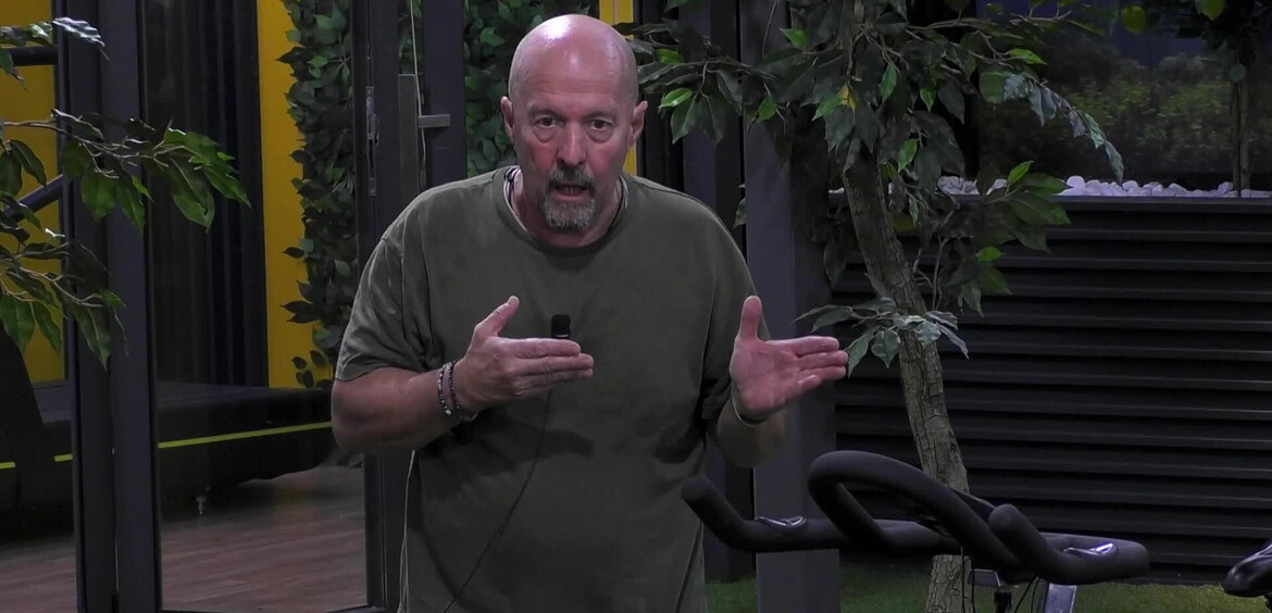 Marco infastidito dai comportamenti di Alessandra