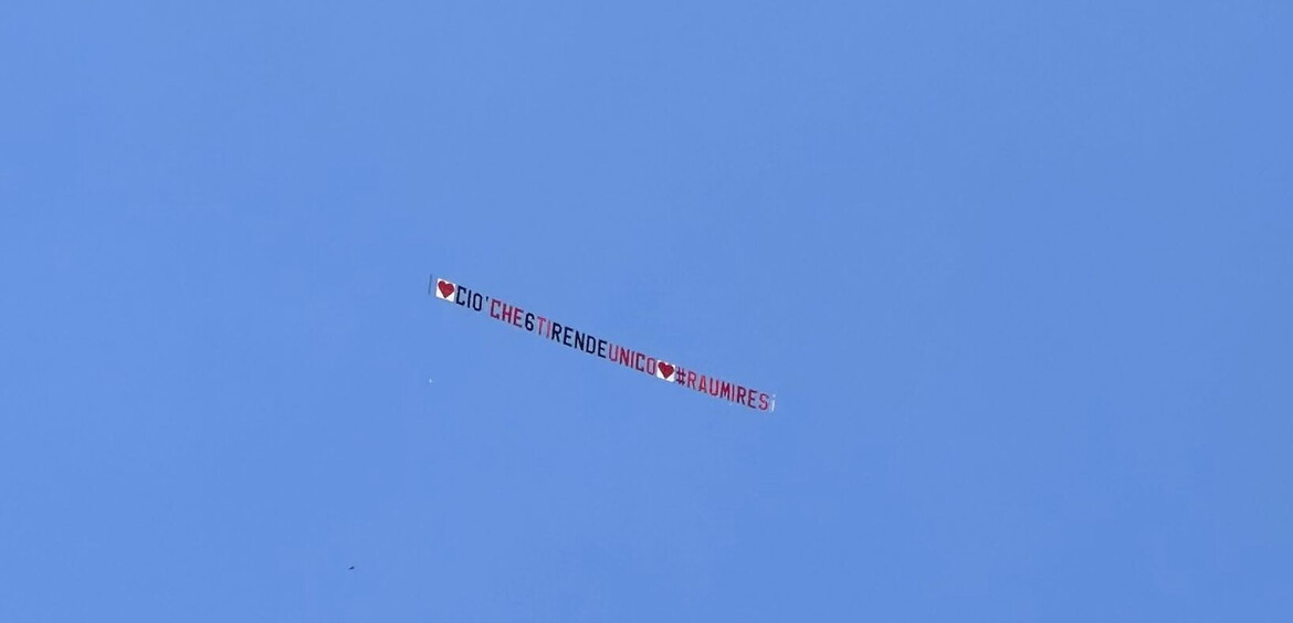 Aereo per Raul dai suoi fan