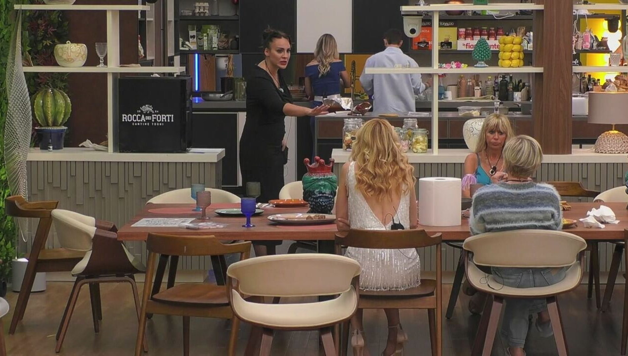 Scontro a tavola: Francesca al centro della discussione&agrave;