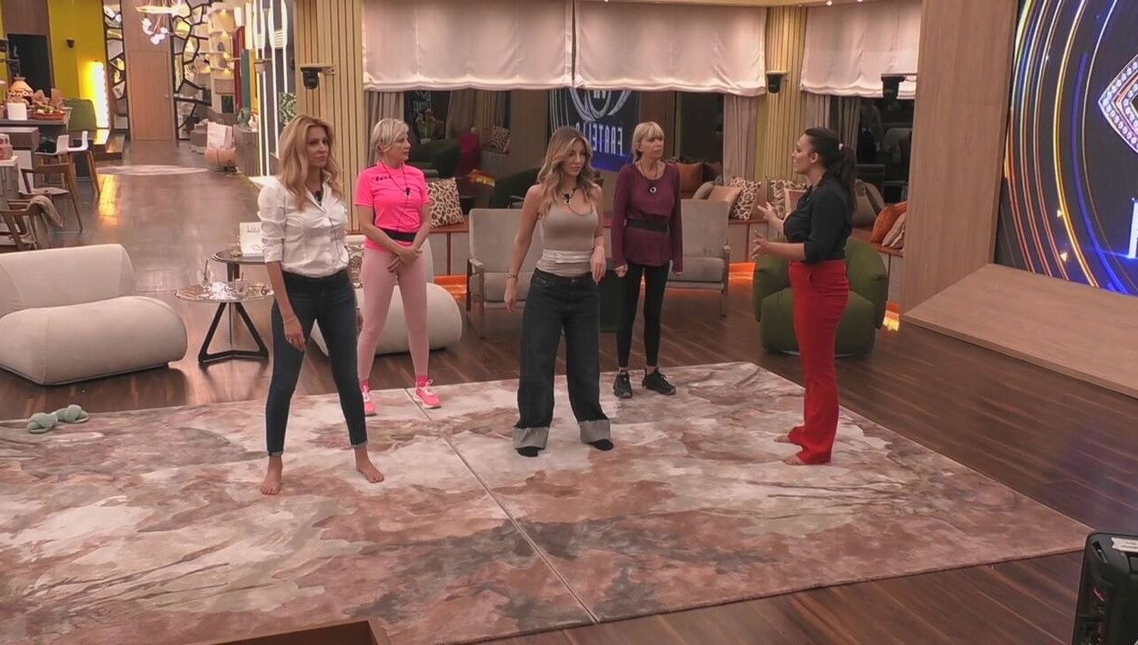 Le donne iniziano le prove della coreografia: tra passi e battibecchi&agrave;