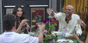 Un brindisi inaugura la prima cena dei VIP
