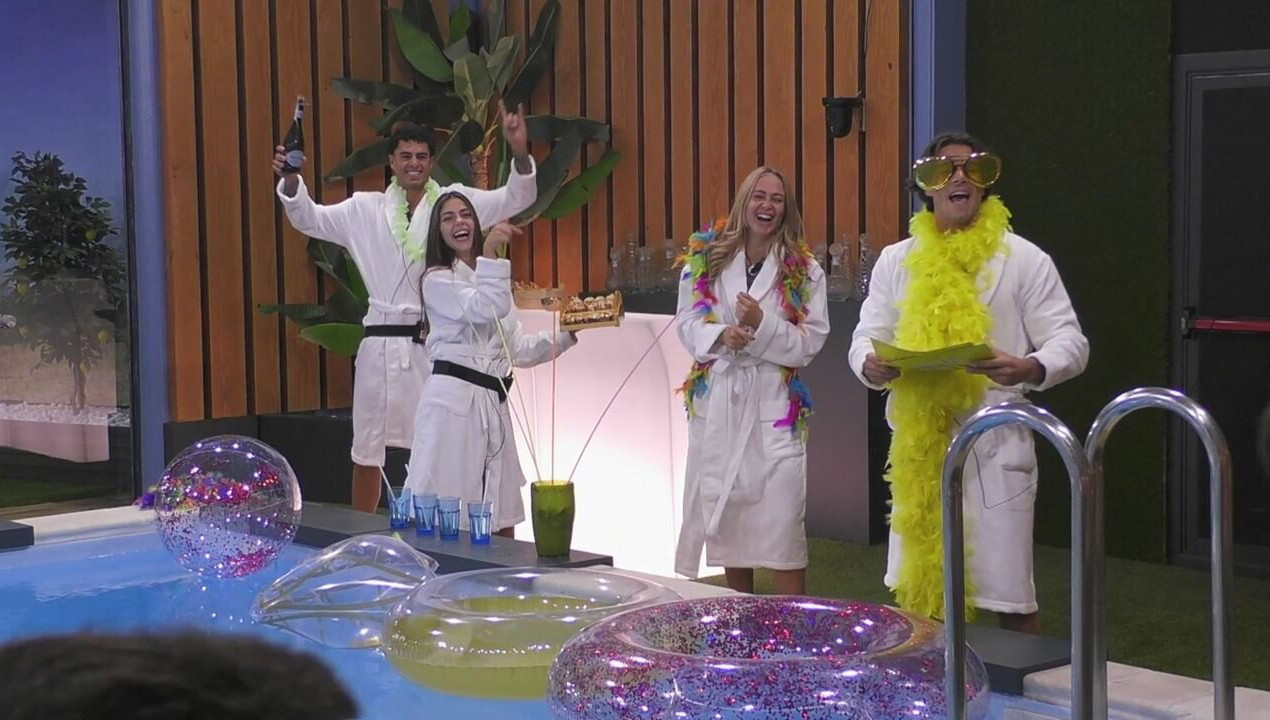 Un pool party a sorpresa per i 4 VIP in Backstage&agrave;