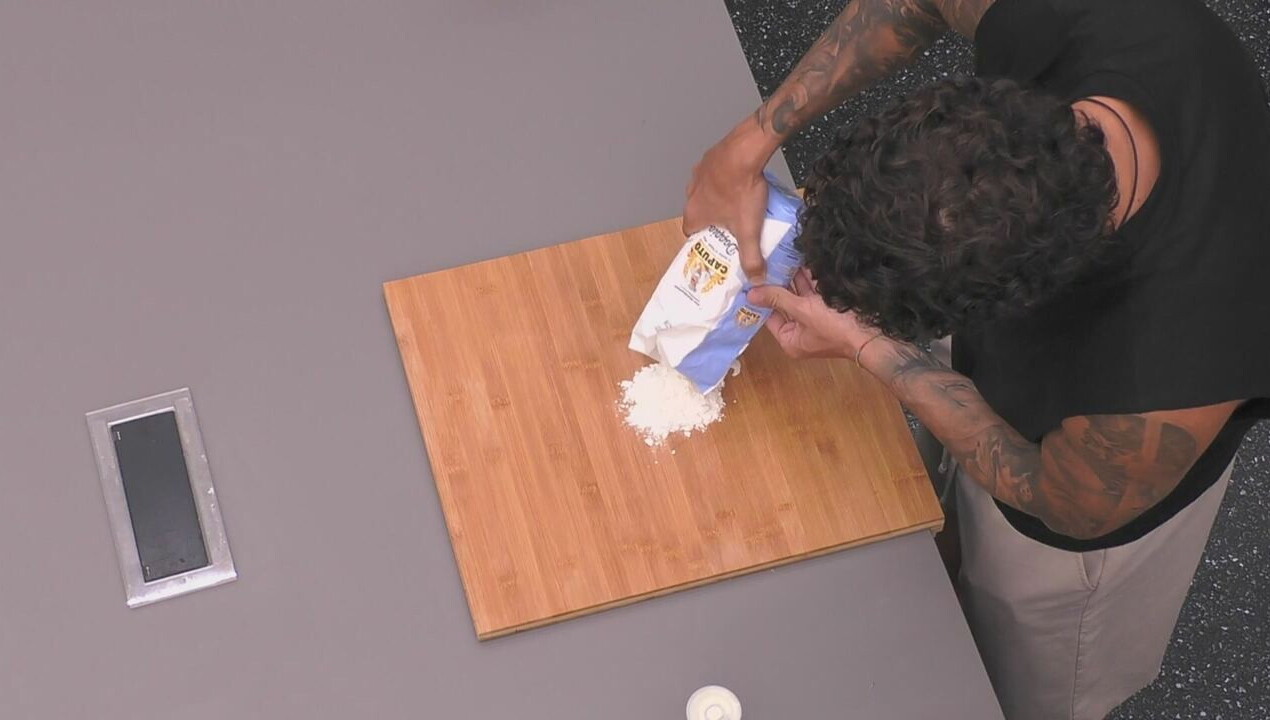 Alex guida i VIP alla preparazione dell'impasto&agrave;