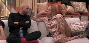 Jonathan prende le distanze da Marina