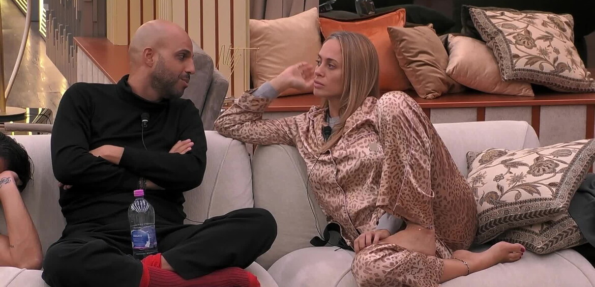 Jonathan prende le distanze da Marina