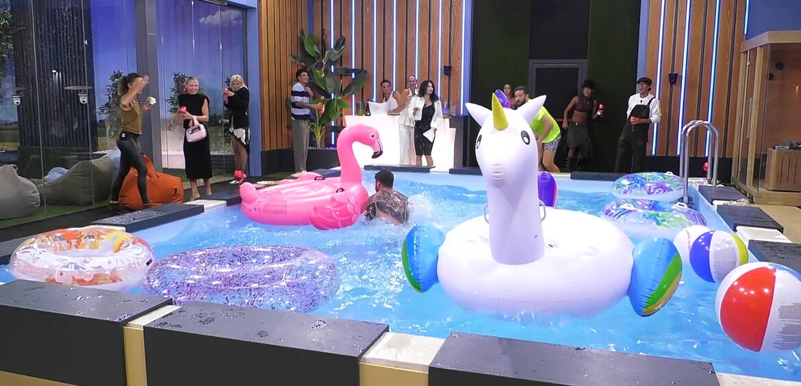 Aperitivo in piscina per i VIP