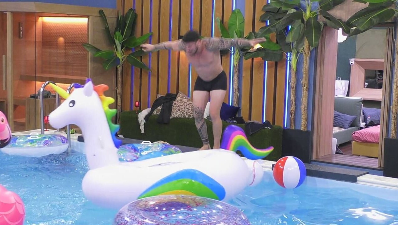 Una serata spensierata tra tuffi in piscina e balli imprevedibili&agrave;