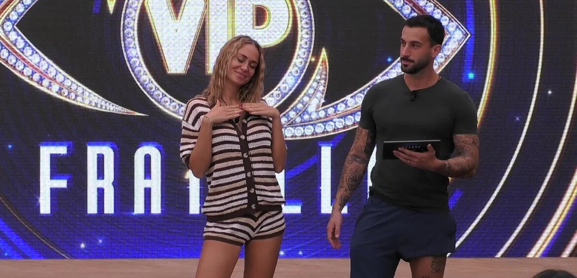 Una nuova performance per i VIP: Federica showgirl in piscina