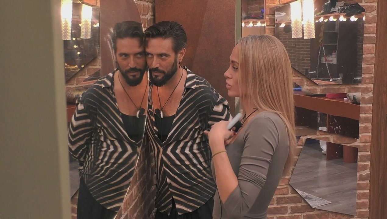 Critiche alla protagonista della performance in piscina&agrave;