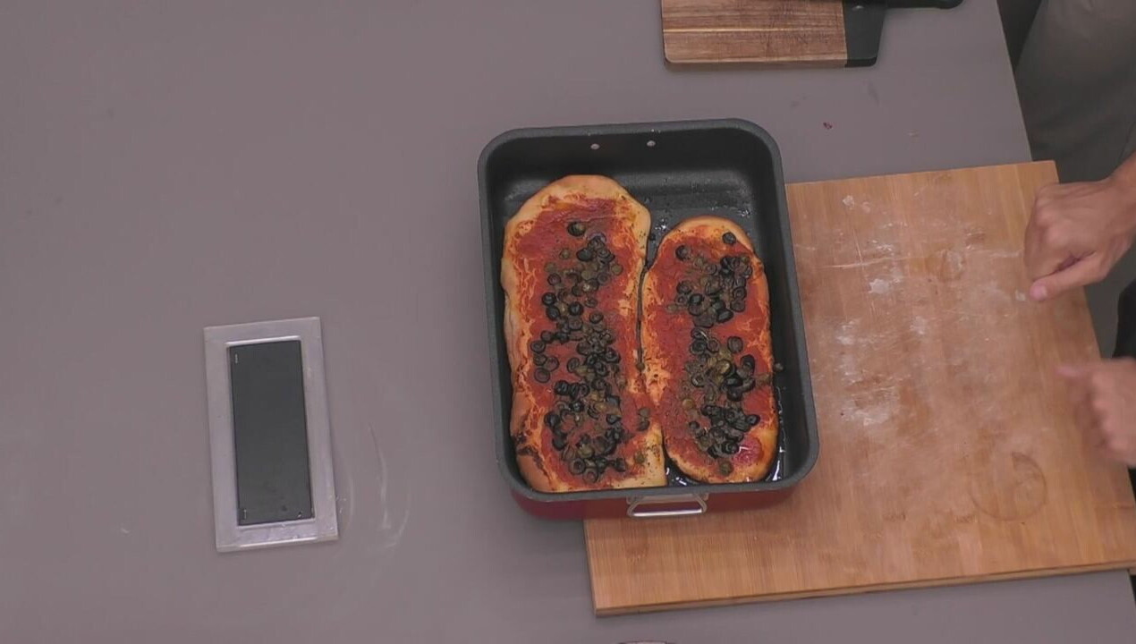 È il momento di scaldare il forno: i VIP preparano le lingue di pizza croccanti&agrave;