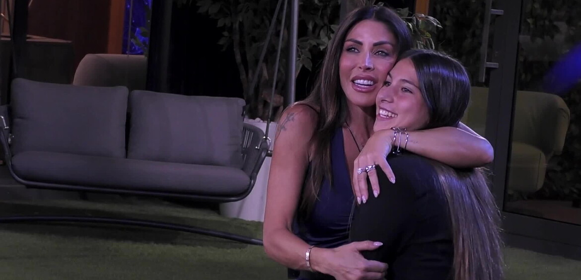 Guendalina abbraccia sua figlia Chloe