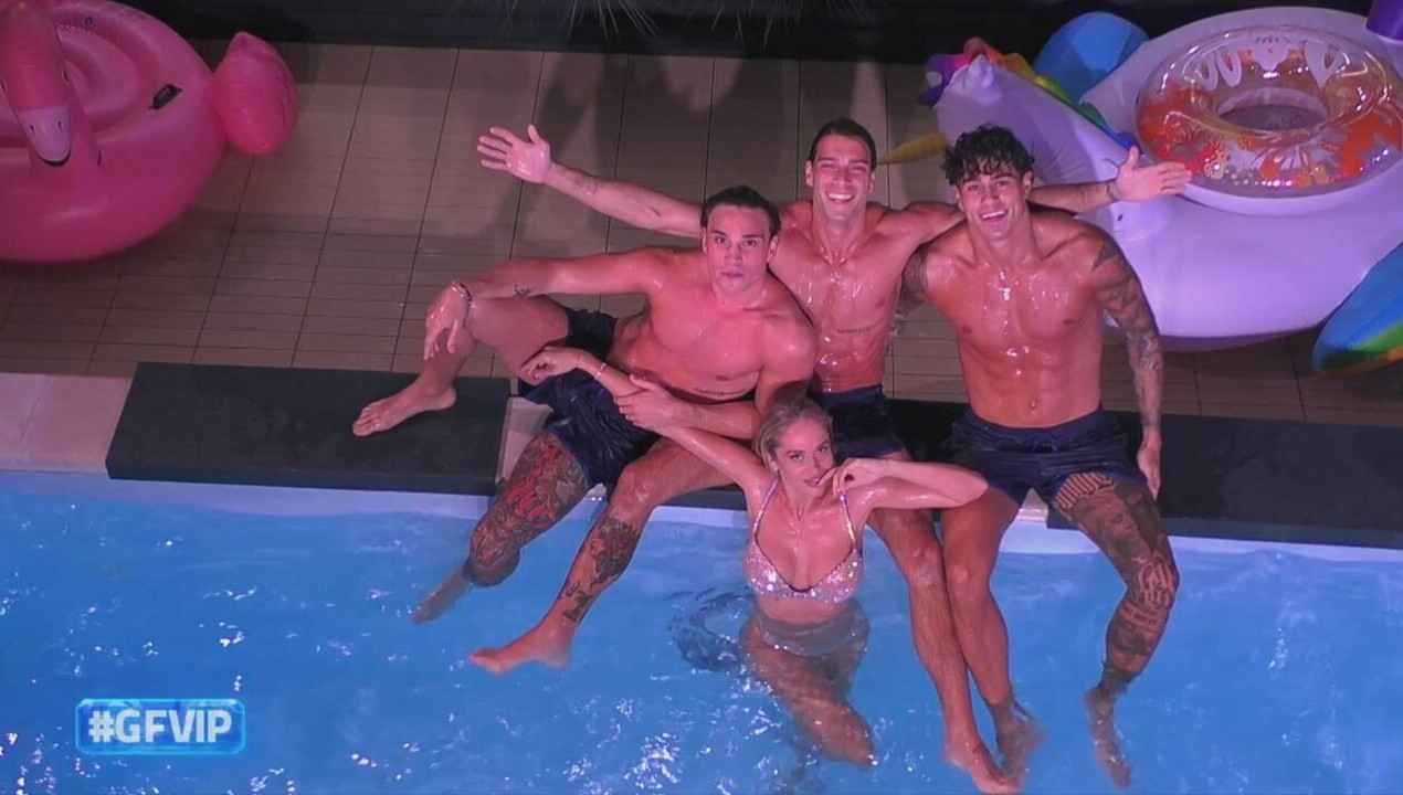 L'esibizione in piscina&agrave;