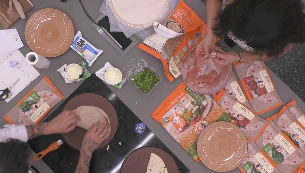 I VIP preparano le piadine per il pic-nic&agrave;