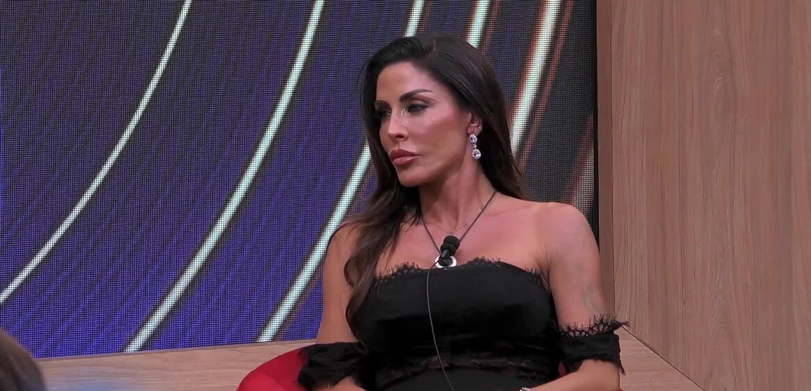 Guendalina sulla poltrona che scotta