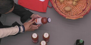 Alex sistema la spesa: nuova scorta di passata di pomodoro