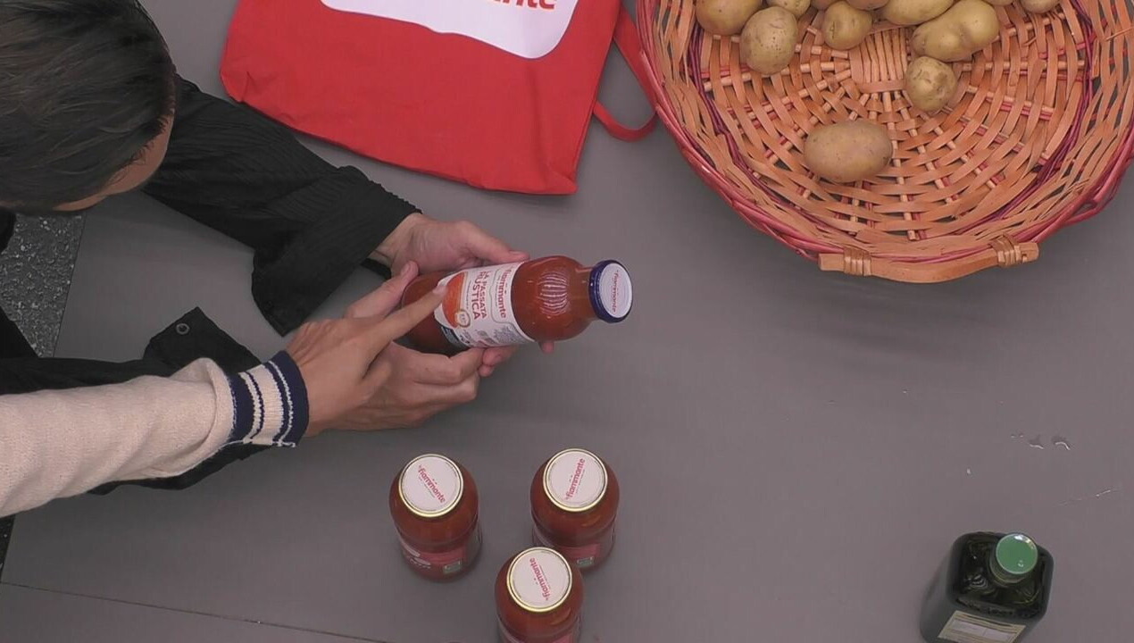 Alex sistema la spesa: nuova scorta di passata di pomodoro&agrave;