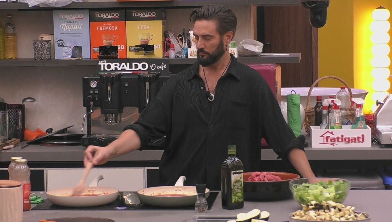 Straccetti al sugo per la cena: Alex ai fornelli&agrave;