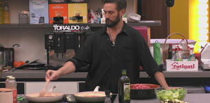 Straccetti al sugo per la cena: Alex ai fornelli