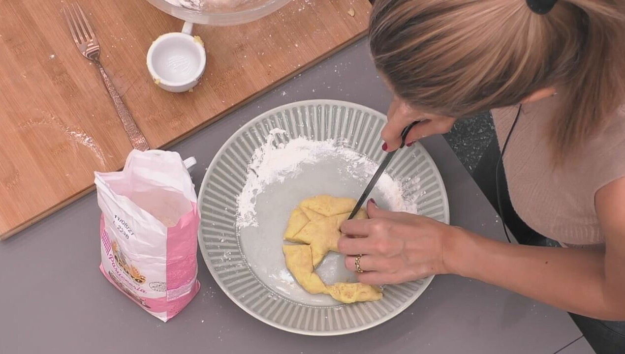 Valeria, Alex e Federica preparano i biscotti al burro&agrave;