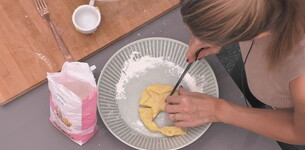 Valeria, Alex e Federica preparano i biscotti al burro
