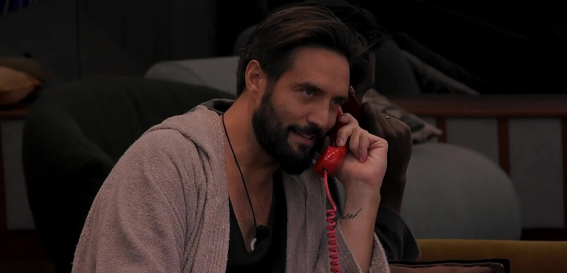 Squilla il telefono: Alex parla un'altra lingua