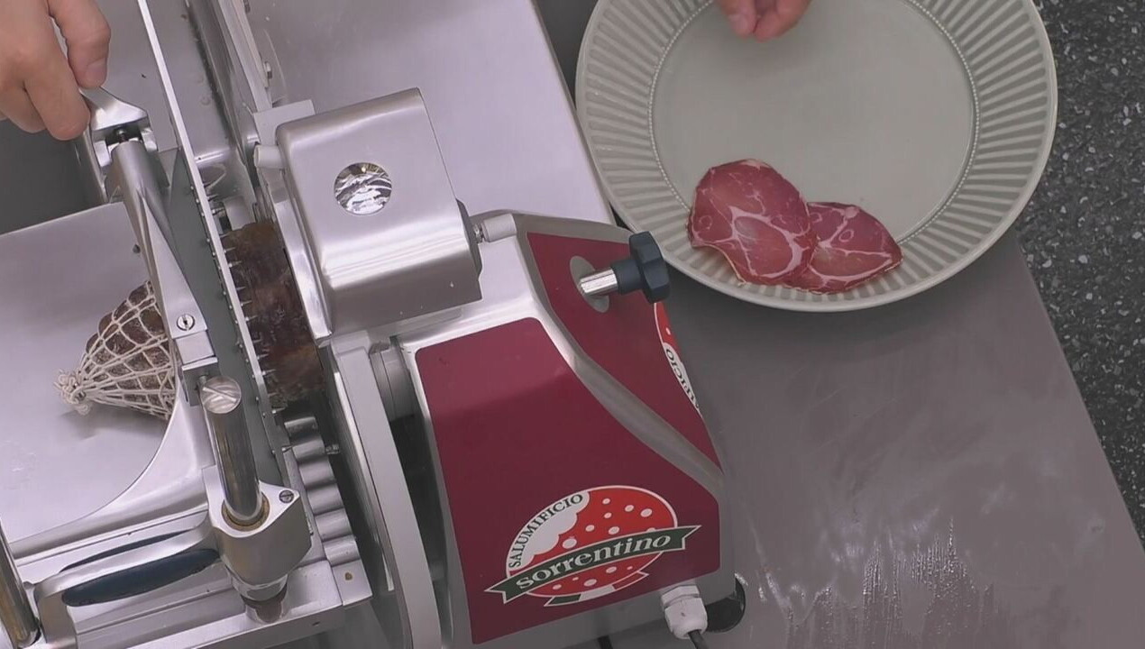 È il momento di affettare i salumi per l'aperitivo&agrave;