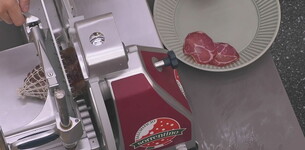 È il momento di affettare i salumi per l'aperitivo