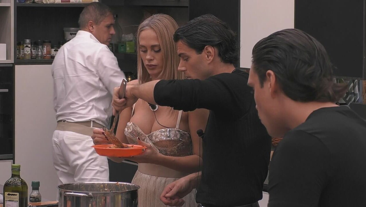 Federica e Giacomo impiattano la cena per i VIP&agrave;